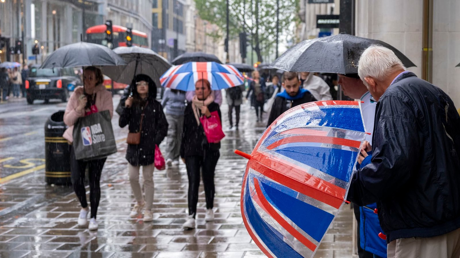 UK economy grew by just 0.1% in the third quarter, lower than expected