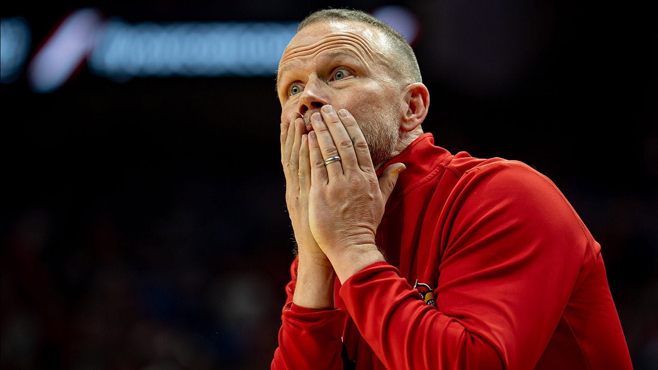 NCAA Basketball: Louisville coach suffers accidental finger injury