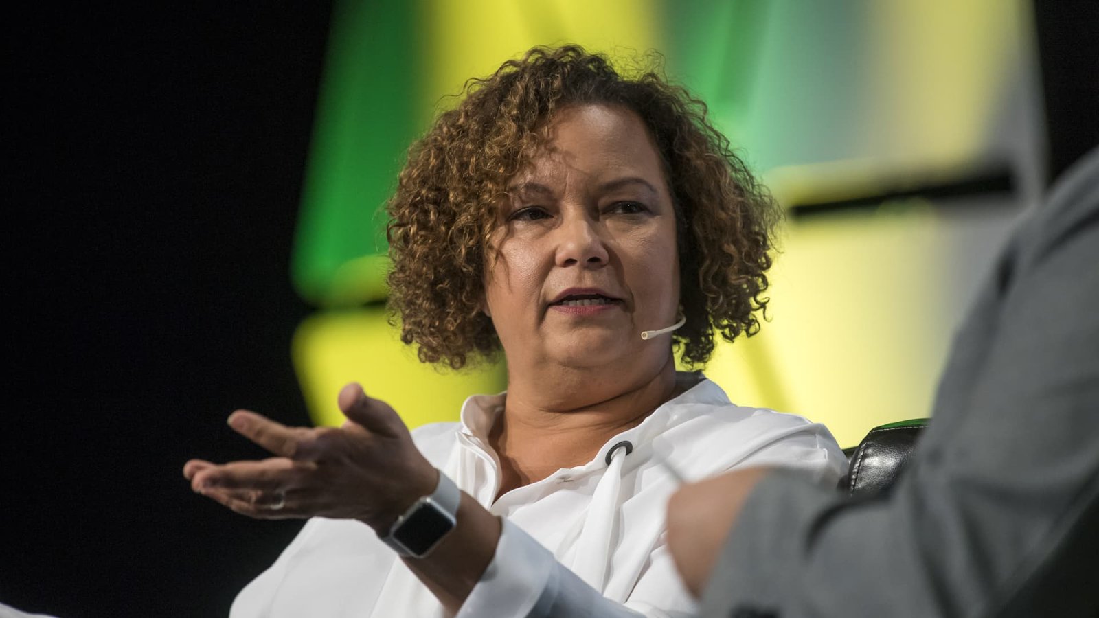 Apple announces Lisa Jackson and Kate Adams departures