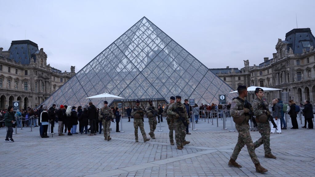 Louvre staff consider extending strike over working conditions