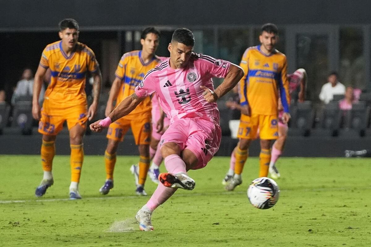 Suarez signs new contract to stay with Messi