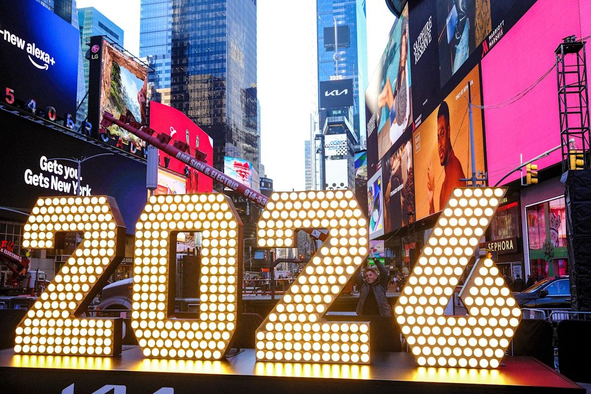 From ‘Dick Clark’s New Year’s Rockin’ Eve’ to ‘Nashville’s Big Bash,’ here’s how to watch this year’s biggest New Year’s Eve TV specials