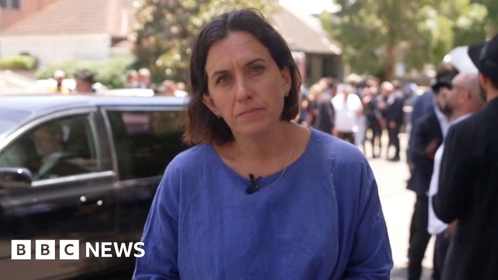 BBC Mourners pay tribute outside Rabbi Schlanger’s funeral