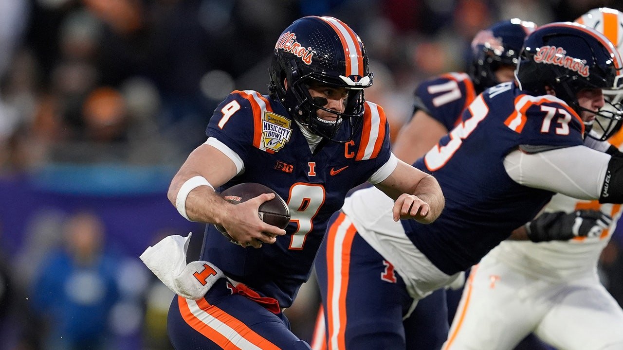 Luke Altmyer leads Illinois to bowl win after running over official