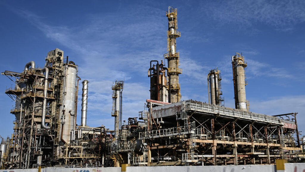 Venezuela approves oil sector privatization as major policy change