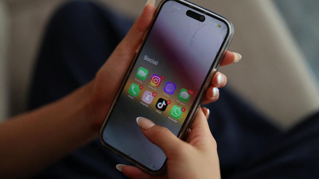 French MPs to debate social media ban for children under 15