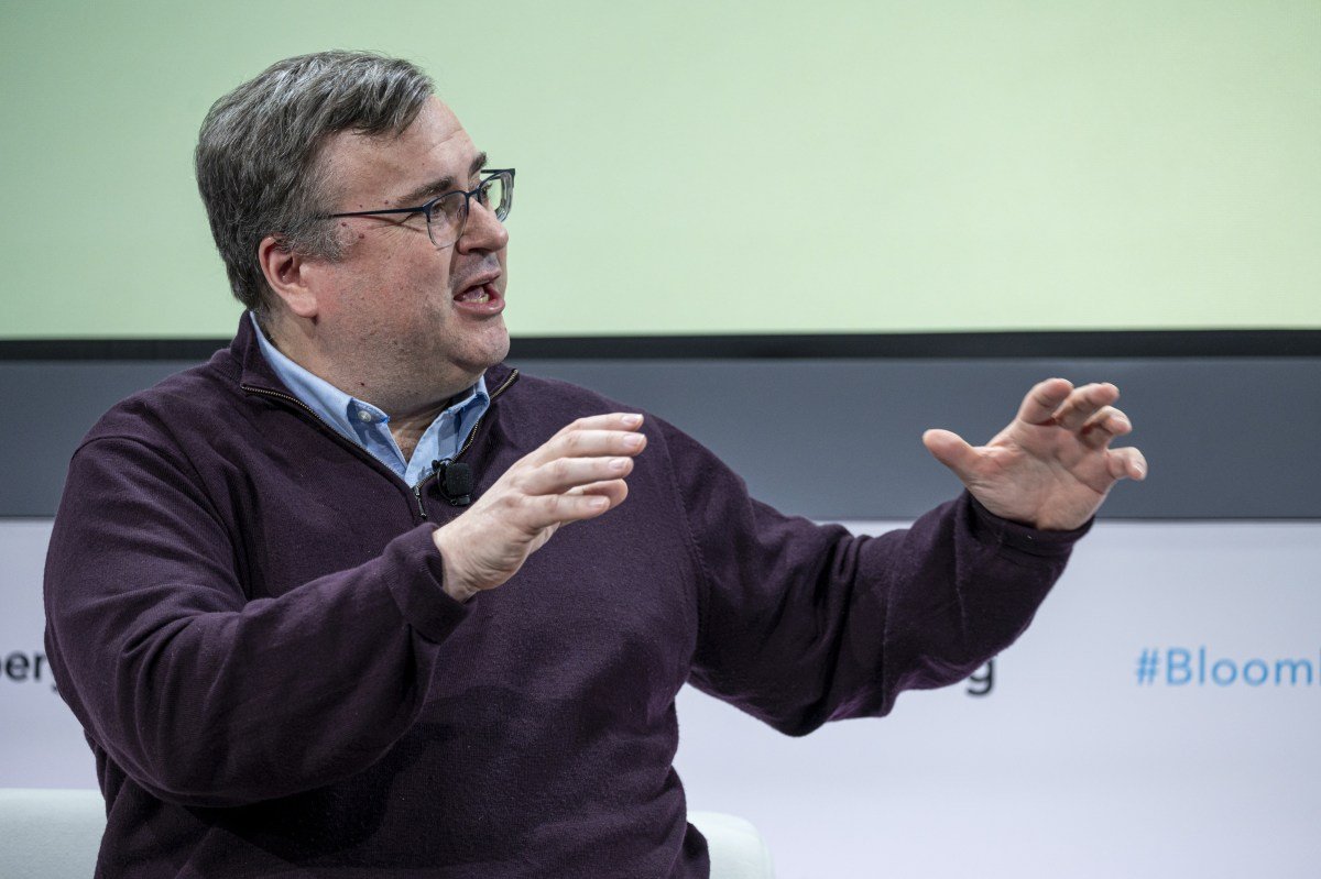 Reid Hoffman is urging Silicon Valley leaders to stop bending the knee to President Trump