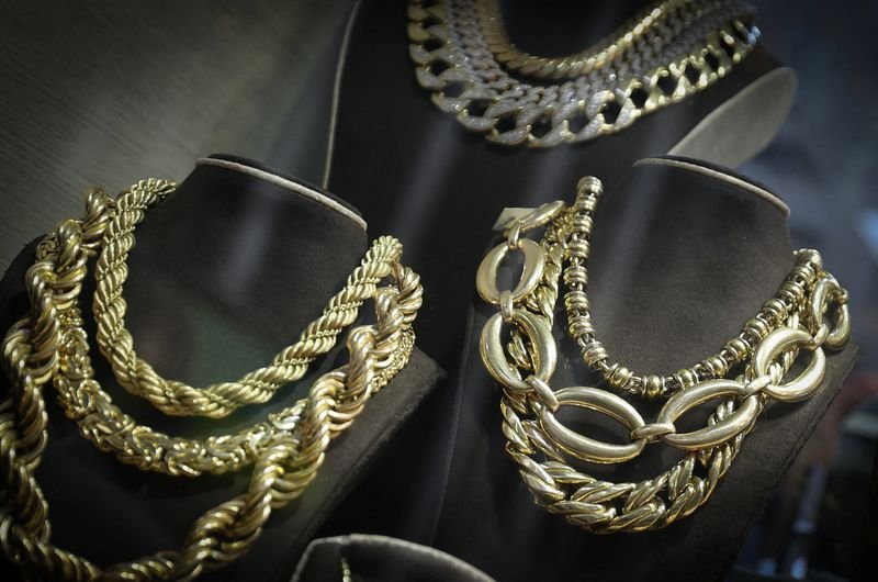 Gold fell almost 8% after the dollar was chosen by Trump’s Fed chair choice firms