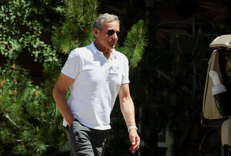 Disney’s Iger plans to step down as CEO before the contract expires, the WSJ reports