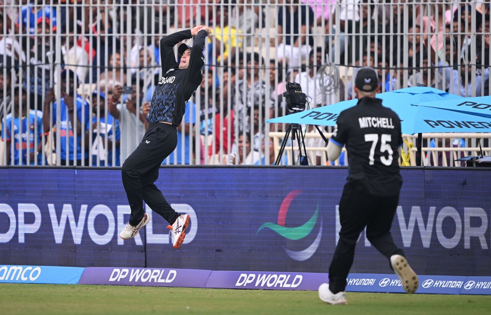 Mark Chapman and Daryl Mitchell take a brilliant catch to dismiss Alishan Sharafu in New Zealand vs UAE T20 World Cup 2026 (Watch)