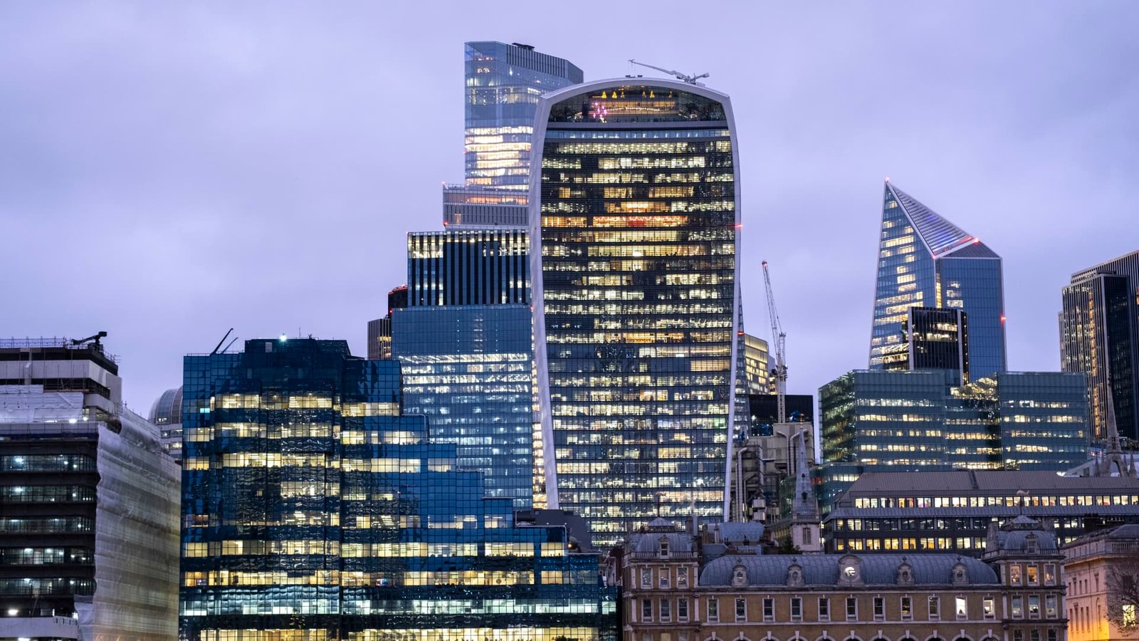 Stock trends, earnings, Stoxx 600, FTSE 100