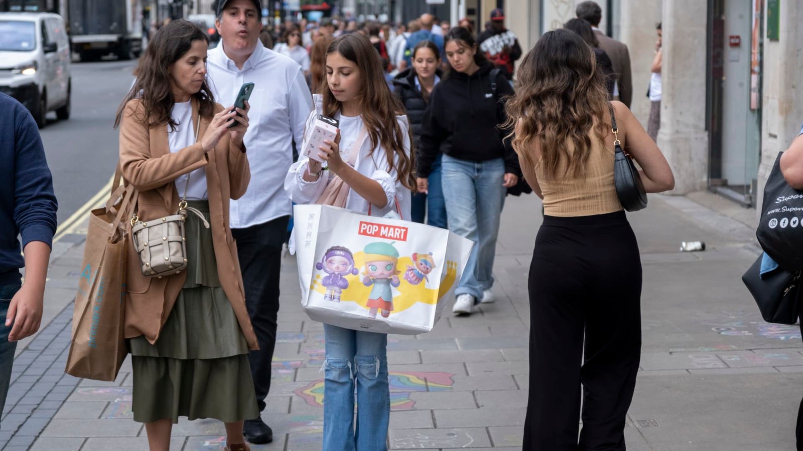 Britain and China rush to strike business deal