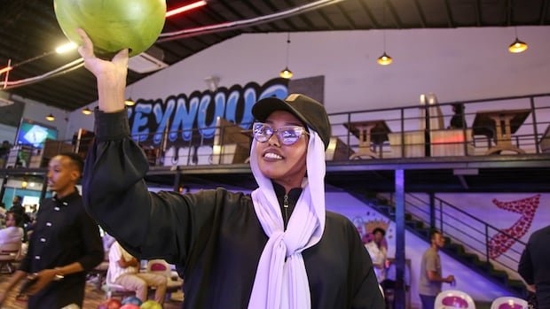 The first bowling alley in Somalia welcomes returnees from the middle class and the diaspora