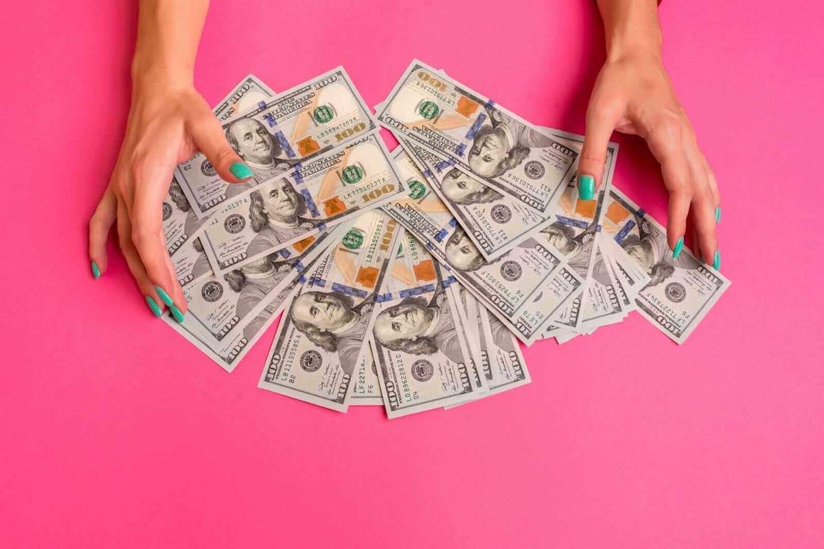 Dollar gains as US government shutdown ends and stocks fall