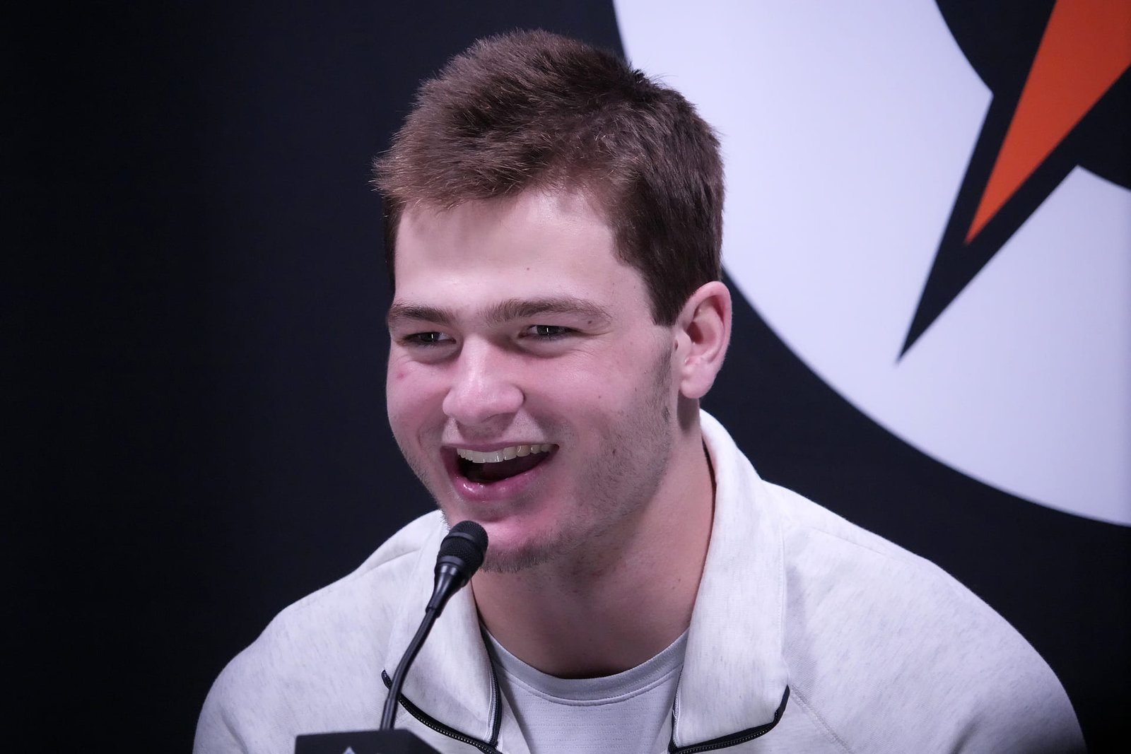 Derek Meyer reveals true status of shoulder injury as Patriots quarterback arrives in California for Super Bowl game against Seahawks