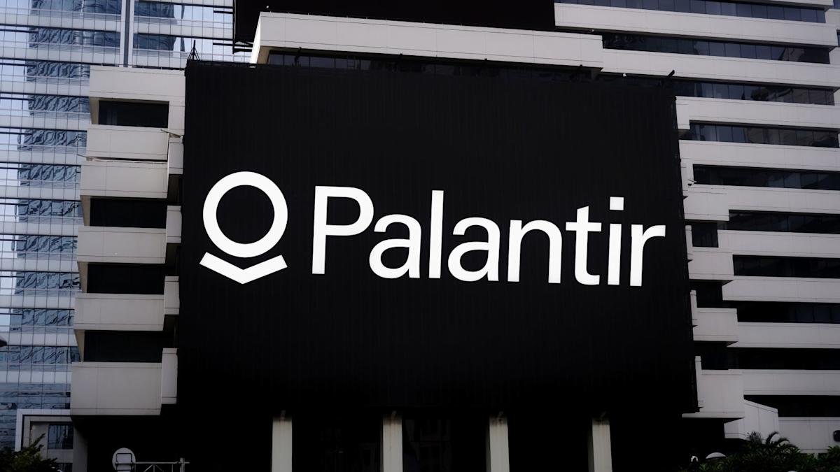 As Palantir Aims for 61% Revenue Growth by 2026, Should You Buy Palantir Stock?