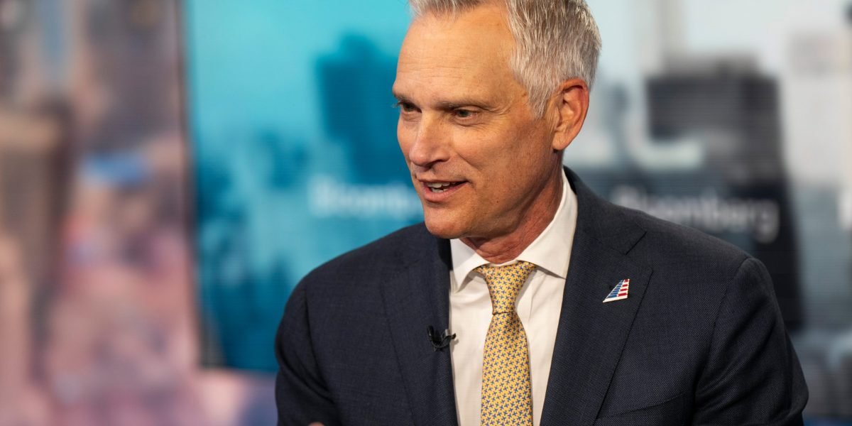 The crisis with the CEO of American Airlines grows as the flight attendant union calls for his resignation