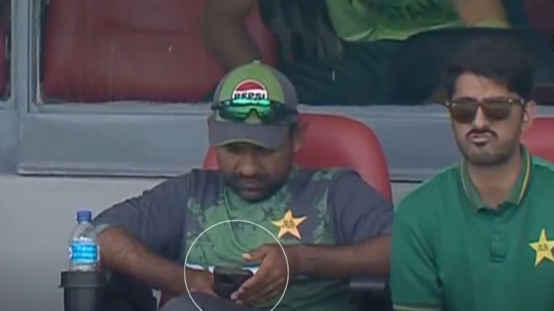 Match-fixing? Sarfaraz Ahmed caught red-handed using mobile phone during U19 World Cup match between India and Pakistan