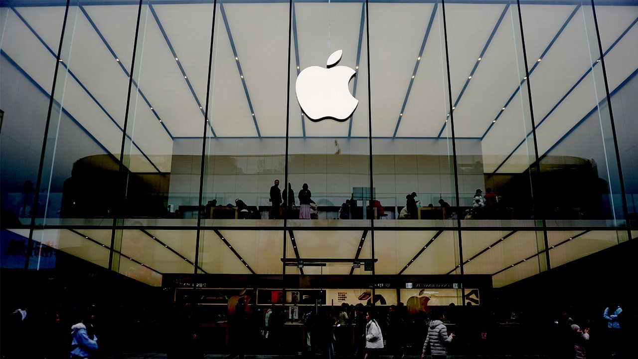 Trump FTC sends letter to Apple over alleged political bias in its news app