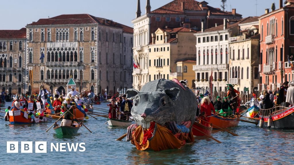 Giant rat leads water parade to kick off 2026 Venice Carnival