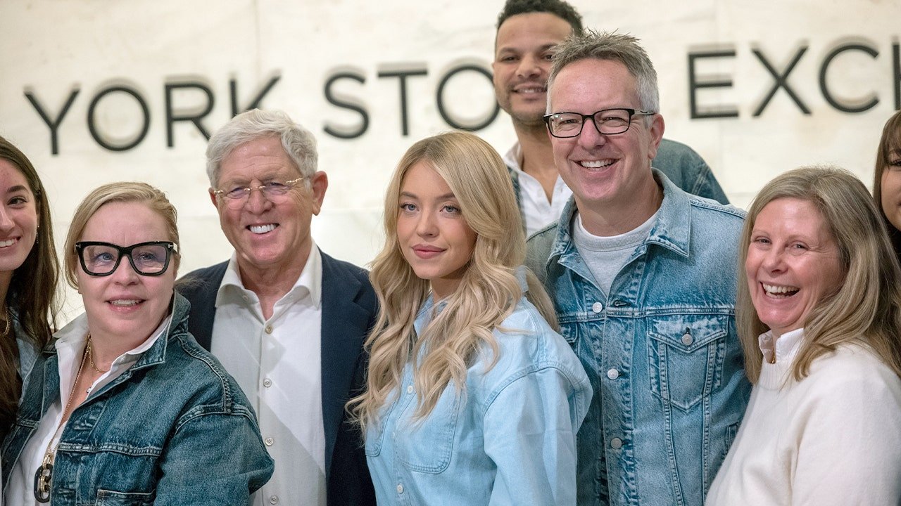 Sydney Sweeney rings the NYSE opening bell with the CEO of American Eagle